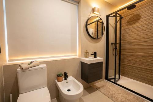 Bathroom, Stylish Studios 20 min train to Central London in London