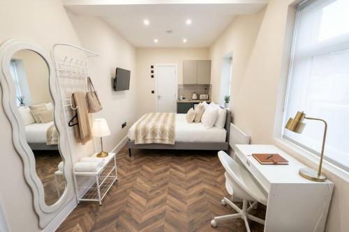 Stylish Studios 20 min train to Central London in London