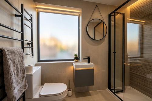 Bathroom, Stylish Studios 20 min train to Central London in London
