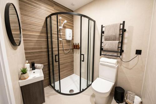 Bathroom, Stylish Studios 20 min train to Central London in London