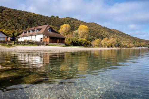 A szálláshely kívülről, L'Adélaide - Cottage d'exception Sauna en bord de lac (L'Adelaide - Cottage d'exception Sauna en bord de lac) in Conjux