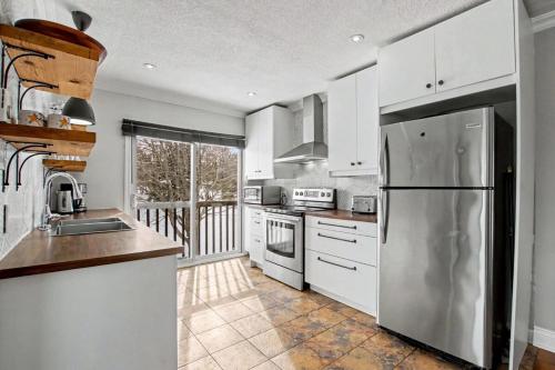 Panoramic-Blue Mountain-Balcony-Sauna-Backyard-King in The Blue Mountains (ON)