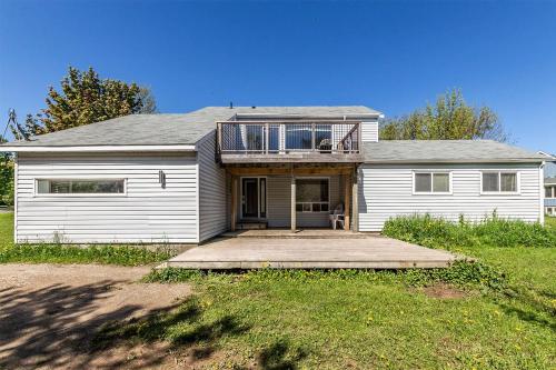 Panoramic-Blue Mountain-Balcony-Sauna-Backyard-King in The Blue Mountains (ON)