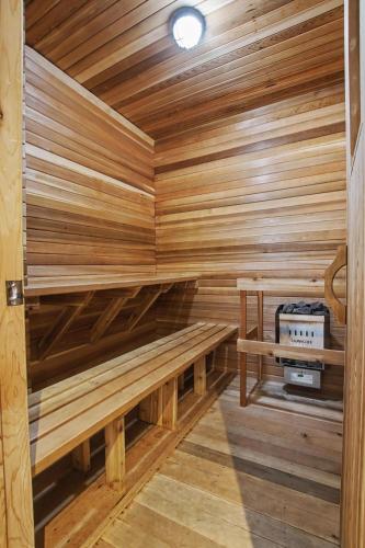 Panoramic-Blue Mountain-Balcony-Sauna-Backyard-King in The Blue Mountains (ON)