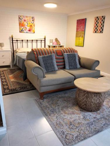 Guest suite-2 beds,private entry, bathroom & laundry