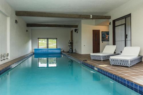 泳池, Matakana Estate Lodge with Indoor Pool in 沃克沃斯