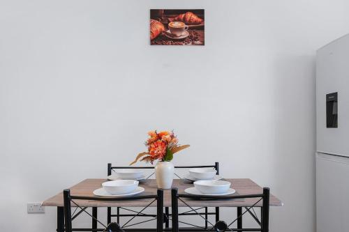 Stylish 3 bedroom in Croydon fast link to London - image 11