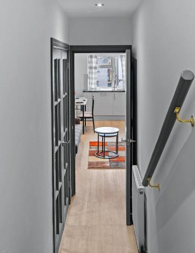 Stylish 3 bedroom in Croydon fast link to London - image 12