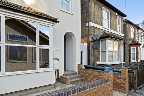 Stylish 3 bedroom in Croydon fast link to London - image 10