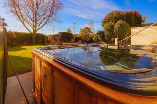 Spacious Rotorua Retreat with Spa & Separate Guesthouse - Close to Redwoods – khách sạn tại Lynmore