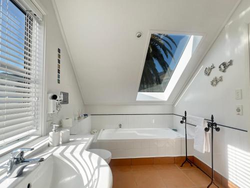 淋浴設備, 1-Bedroom Retreat with Spa Bath & Harbour Outlook in 阿卡羅阿