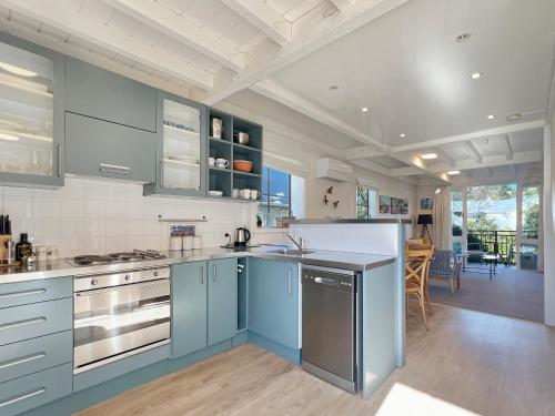 廚房, 1-Bedroom Retreat with Spa Bath & Harbour Outlook in 阿卡羅阿
