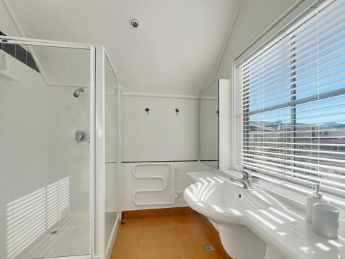 衛浴, 1-Bedroom Retreat with Spa Bath & Harbour Outlook in 阿卡羅阿