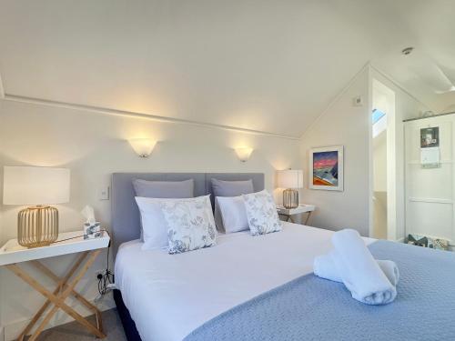 1-Bedroom Retreat with Spa Bath & Harbour Outlook in 阿卡羅阿