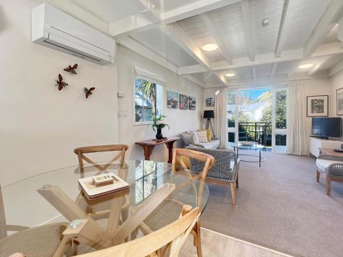 設施, 1-Bedroom Retreat with Spa Bath & Harbour Outlook in 阿卡羅阿