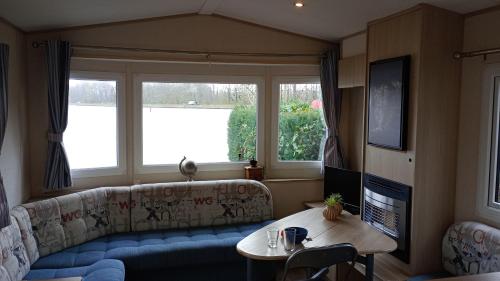 Twee slaapkamer stacaravan met vissteiger in 亨厄洛