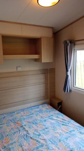 Twee slaapkamer stacaravan met vissteiger in 亨厄洛