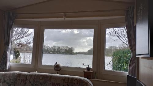 Twee slaapkamer stacaravan met vissteiger in 亨厄洛