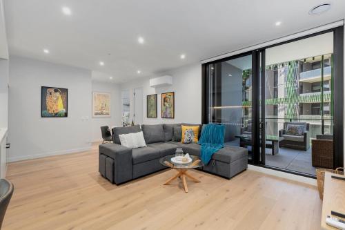 Spacious 2BR | Flemington Racecourse Views & Pool in Flemington