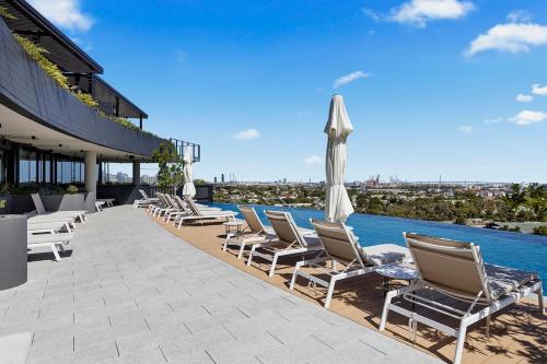 Spacious 2BR | Flemington Racecourse Views & Pool in Flemington