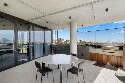 Spacious 2BR | Flemington Racecourse Views & Pool in Flemington