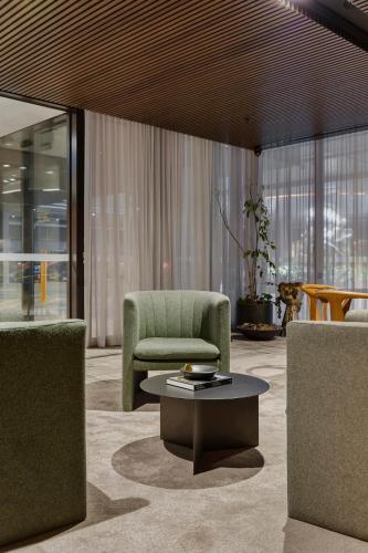 Spacious 2BR | Flemington Racecourse Views & Pool in Flemington