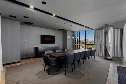 Spacious 2BR | Flemington Racecourse Views & Pool in Flemington