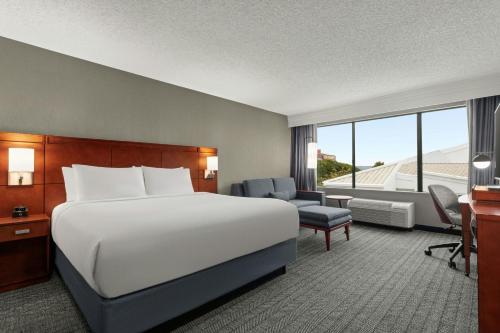 Courtyard by Marriott Fishermans Wharf - image 32