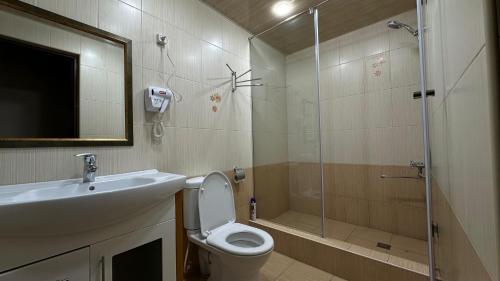 Casa de banho, Modern Villa with Private Pool in Ptghni