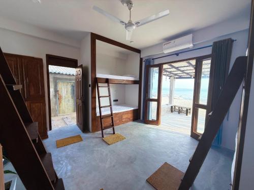 Trinco Beach Bunks - image 2