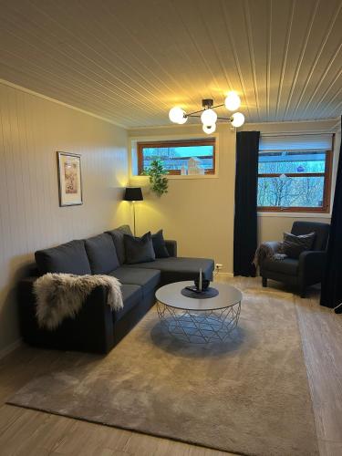Leilighet nært til flyplass naturen og sentrum av Tromsø – khách sạn tại Kvaloysletta