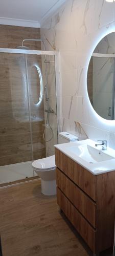 浴室, 康斯坦丁諾阿爾旅舍 (Albergue Constantino AL) in 帕雷德斯德高拉