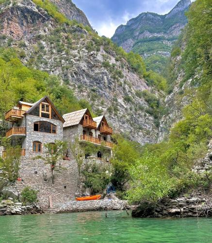 Фасада на хотела, Te Konaku, Komani Lake in Nderlysaj