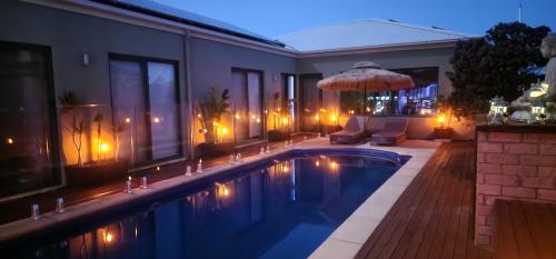 Skats, Waterfront Homestay with POOL SPA SAUNA in Hindmarsh Island sala