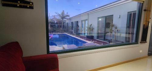 Skats, Waterfront Homestay with POOL SPA SAUNA in Hindmarsh Island sala