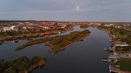 Skats, Waterfront Homestay with POOL SPA SAUNA in Hindmarsh Island sala