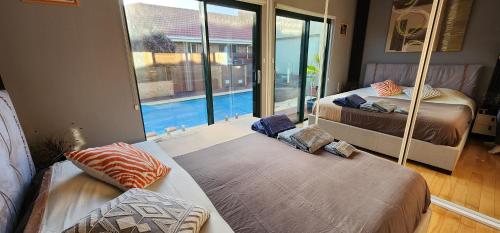 Waterfront Homestay with POOL SPA SAUNA in Hindmarsh Island sala
