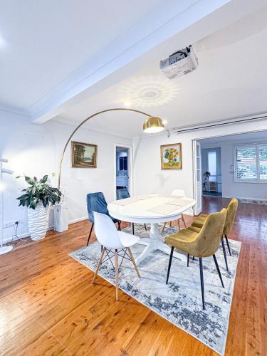 Spacious 4 Bedroom Home With Swimming Pool And Free Parking - Sydney