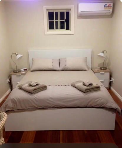 Dees Front Studio Room - Godfreys Hill