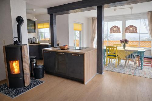 廚房, Chalet mit Sauna, Kamin & Fernblick im Steigerwald in 施呂瑟爾費爾德