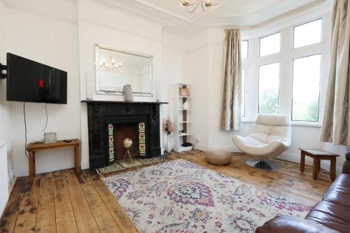 NEW Spacious, Bright & Chic-4BR, 2Bath House-Parking-By FabAccommodation – khách sạn tại Whitchurch và Tongwynlais