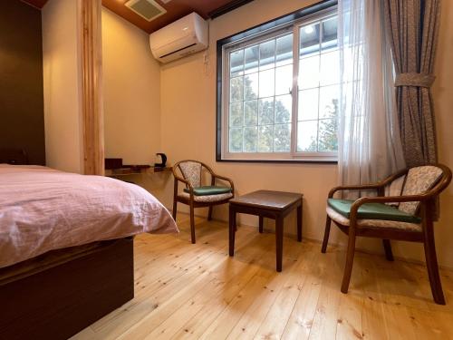 room detail thumbnail 2