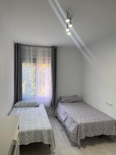 Habitación dos camas individuales y baño privado gîte à louer Santa Coloma de Gramenet