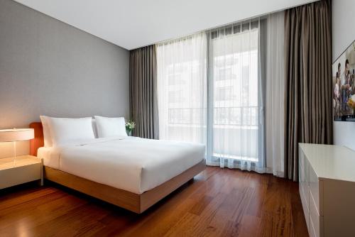 1 queen bed, 1 double bed, 1 twin bed