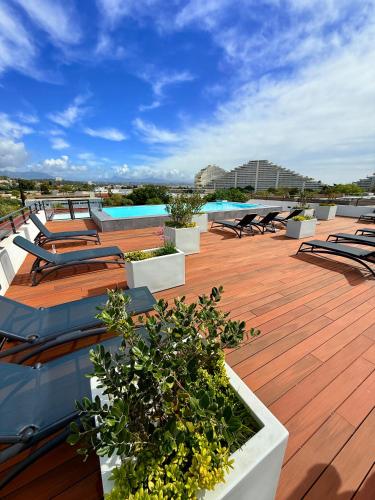 charmant 3 pièces neuf SUR JARDIN piscine débordement en Rooftop VUE MER ET MONTAGNES parking gratuit climatisation 2 CHAMBRES