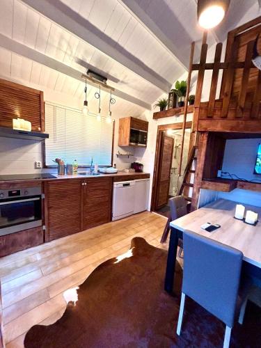 New cozy chalet and private garden with sauna and outdoor bath near Amsterdam in Boerhaavewijk