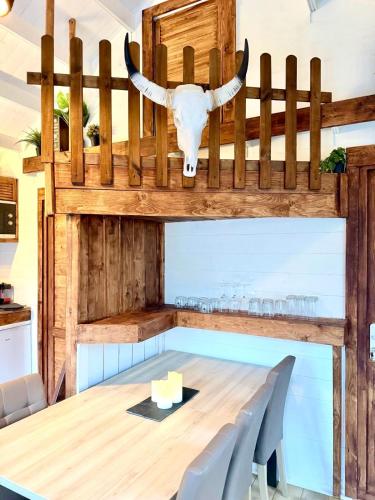 New cozy chalet and private garden with sauna and outdoor bath near Amsterdam in Boerhaavewijk