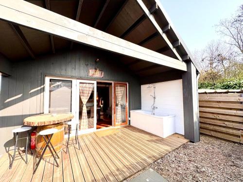 New cozy chalet and private garden with sauna and outdoor bath near Amsterdam in Boerhaavewijk