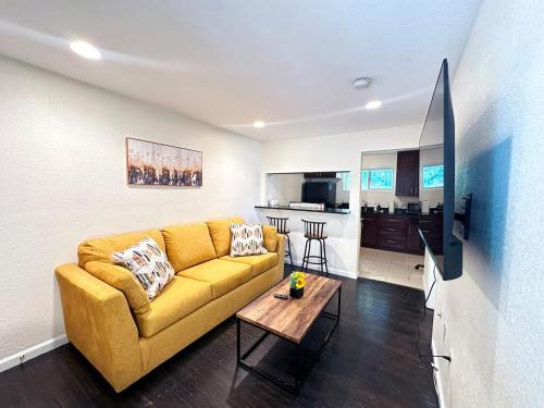 Cozy Corner 10mins to Downtown – khách sạn tại Molholm Two Creeks