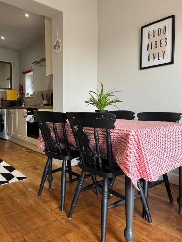 Hucknall cosy quiet bungalow sleeps 5 in Hucknall